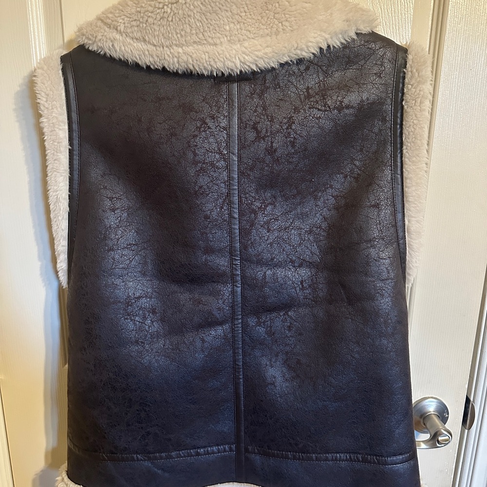 Offline by Aerie Faux Leather Sherpa Vest Jacket, Brown & Cream, Sz XS, NWT - Picture 4 of 11